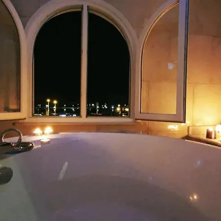 Sea View Flat - Includes Turkish Bath In Old Town. *